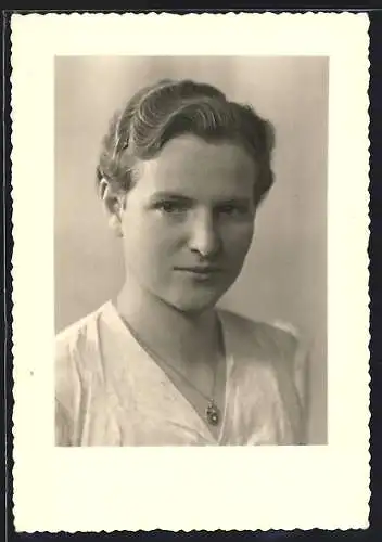 Foto-AK Junge Frau mit moderner Frisur