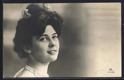 AK Junge Frau mit einem Haarknoten