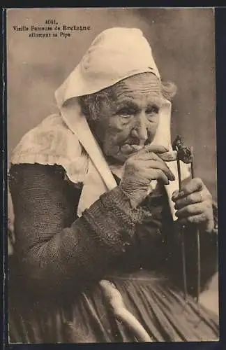 AK Bretagne, Vieille Fumeuse allumant sa pipe, Alte Dame in Tracht mit Pfeife