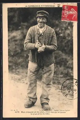 AK Normandie, alter Mann in Volkstracht greift in seinen Beutel