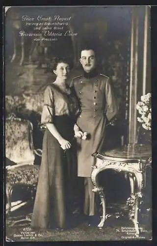 AK Prinz Ernst August und Prinzessin Viktoria Luise am Tisch stehend