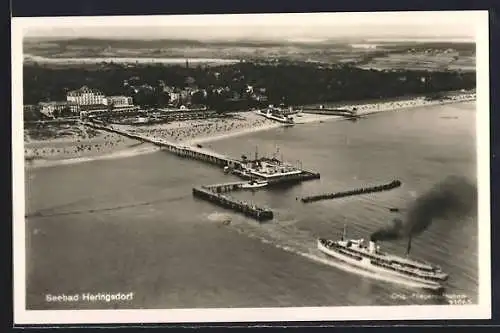 AK Heringsdorf / Ostseebad, Fliegeraufnahme Strandpromenade mit Dampfer