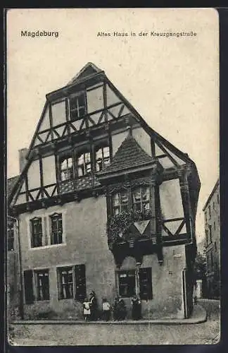 AK Magdeburg, Altes Haus in der Kreuzgangstrasse, Leute, Kinder