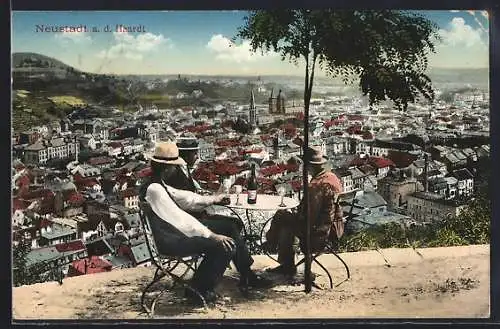 AK Neustadt a. d. Haardt, Ortsansicht von einer Aussichtsplattform aus, mit Weintrinkern an einem Tisch