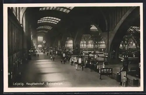 AK Leipzig, Bahnsteige im Hauptbahnhof, Innenansicht