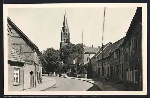 AK Röbel / Müritz, Strassenpartie mit Blick zur St. Marienkirche