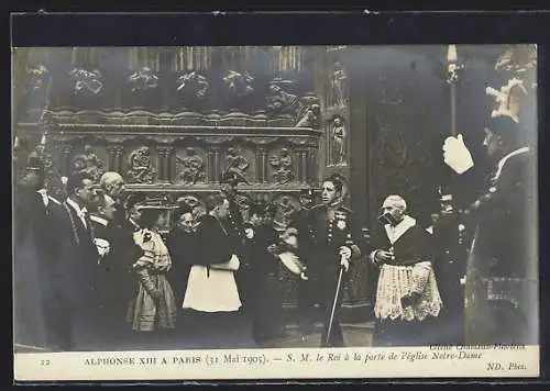 AK Paris, S. M. le Roi Alphonse XIII. à la porte de l`église Notre-Dame (König von Spanien)