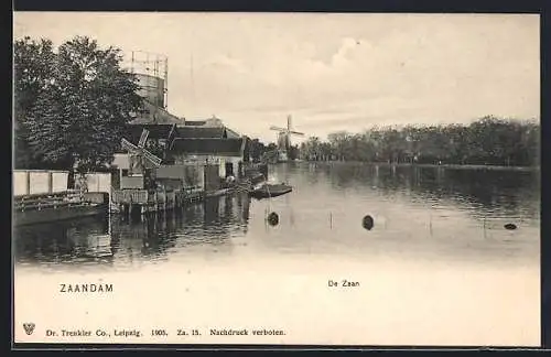 AK Zaandam, De Zaan, Blick auf eine Windmühle am Fluss