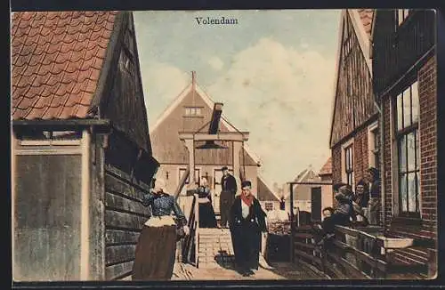 AK Volendam, Strassenpartie mit Anwohnern