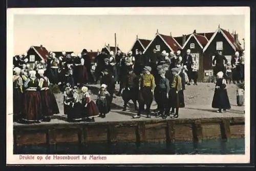 AK Marken, Drukte op de Havenbuurt