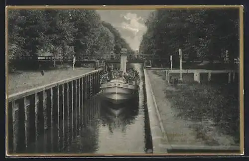 AK Neu-Mühle / Alt-Ruppin, Schiff in der Schleuse