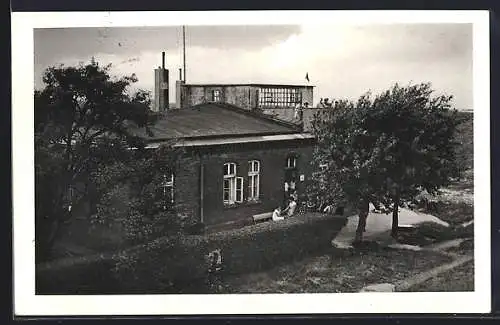 AK Schillighörn /Nordsee, Jugendherberge mit Gästen und Bäumen im Wind
