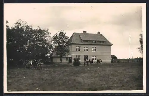Foto-AK Sandhatten, Jugendheim mit Umgebung, Trio mit Fahrrädern, kleine Versammlung