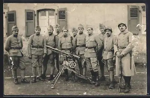 Foto-AK Soldatengruppe mit Infanteriegeschütz vor einem Gebäude
