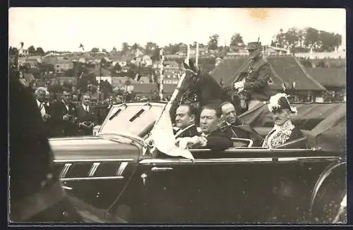 Foto-AK Papst Pius XII. im offenen Auto mit Militärbegleitung
