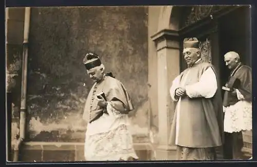 Foto-AK Bischof Augustinus Kilion mit zwei Kollegen beim Verlassen einer Kirche
