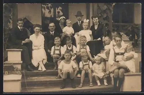 Foto-AK Ernst August Herzog von Braunschweig mit Grossfamilie auf einer Veranda