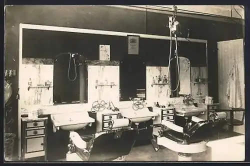 Foto-AK Friseursalon, Innenansicht mit Stühlen u. Waschbecken, 1927