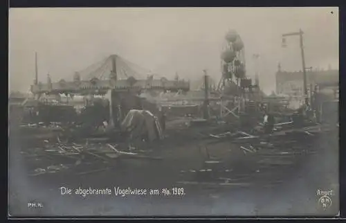 AK Dresden, Abgebrannte Dresdener Vogelwiese am 2.8.1909, Gelände mit Karussell u. Riesenrad