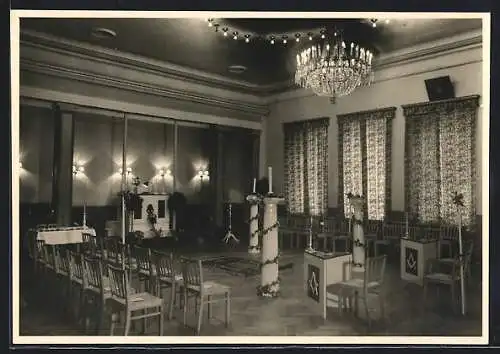 Foto-AK Inneres eines Freimaurer-Logenhauses, Saal mit Stühlen, Altar, Kerzensäulen, Kronleuchter