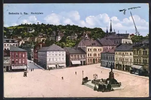 AK Sebnitz i. Sa., Marktplatz mit Geschäften und Denkmal