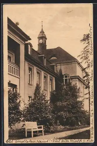 AK Berlin-Oberschöneweide, Königin-Elisabethen-Hospital mit Gehweg und Parkbank