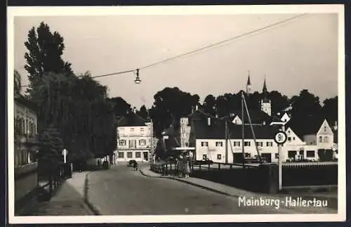 AK Mainburg-Hallertau, Strassenpartie mit Passanten und Auto