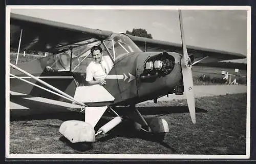 Foto-AK Pilot in seinem Propeller-Flugzeug