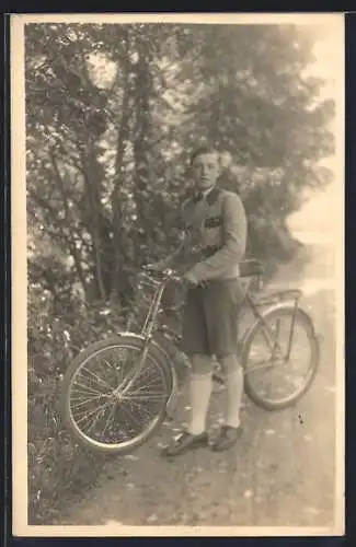 Foto-AK Junger Mann mit seinem Fahrrad
