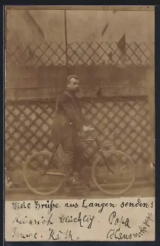 Foto-AK Mann auf seinem Fahrrad