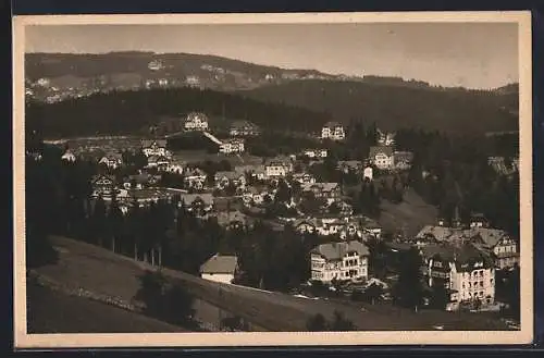 AK Ober-Krummhübel /Riesengebirge, Ortsansicht mit Blick auf den Brückenberg, Genesungsheim Hohenwiese