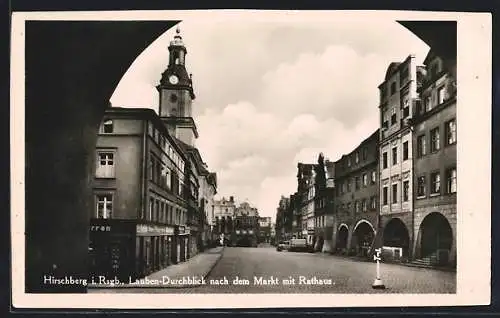 AK Hirschberg i. Rsgb., Lauben-Durchblick nach dem Markt mit Rathaus