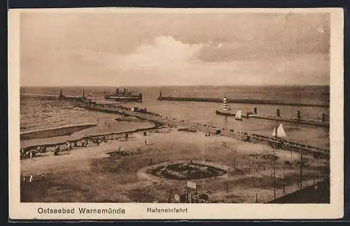 AK Warnemünde, Hafeneinfahrt mit Booten