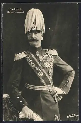 AK Friedrich II. Herzog von Anhalt in Uniform mit Paradehelm