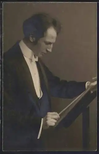 Foto-AK Komponist Carl Schuricht mit Taktstock am Pult, Rückseitig Autograph