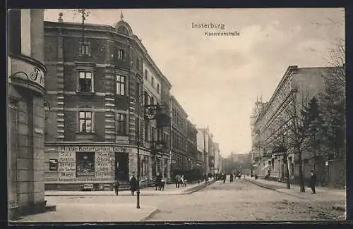 AK Insterburg, Kasernenstrasse mit Geschäft für Militärartikel und Passanten