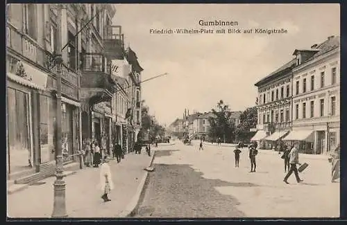 AK Gumbinnen, Friedrich-Wilhelm-Platz mit Blick auf die Königstrasse