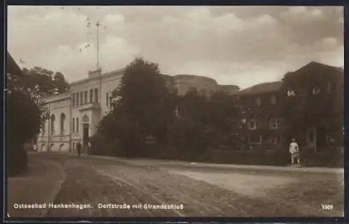 AK Henkenhagen, Dorfstrasse mit Strandschloss