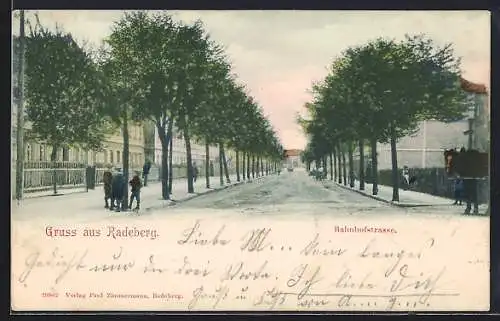 AK Radeberg, Bahnhofstrasse mit Passanten