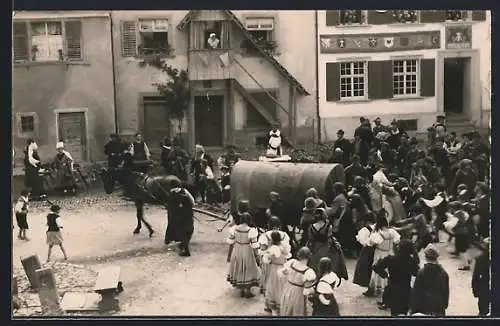 Foto-AK Stühlingen, Bauernkrieg-Festspiele 1925, Menschen folgen Planwagen