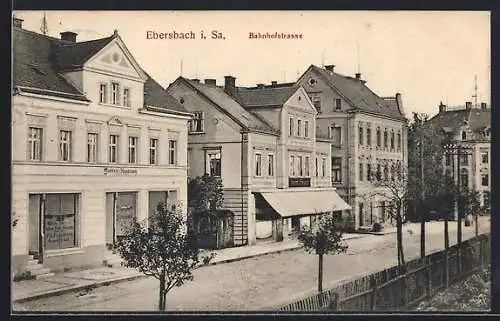 AK Ebersbach i. Sa., Bahnhofstrasse mit Blumenhandlung und Geschäft von Herm. Freund