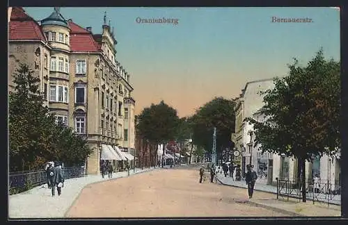 AK Oranienburg, Bernauerstrasse mit Passanten
