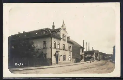 Foto-AK Neustadt /Orla, Gasthof Paul Richter mit Strassenpartie