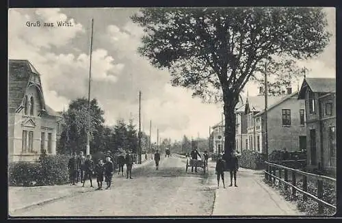 AK Wrist, Strassenpartie mit Gebäudeansicht und Kindern