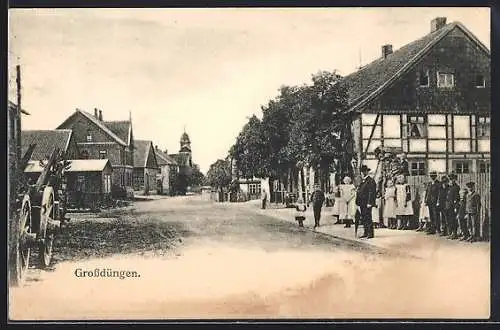 AK Grossdüngen, Strassenpartie mit Einwohnern
