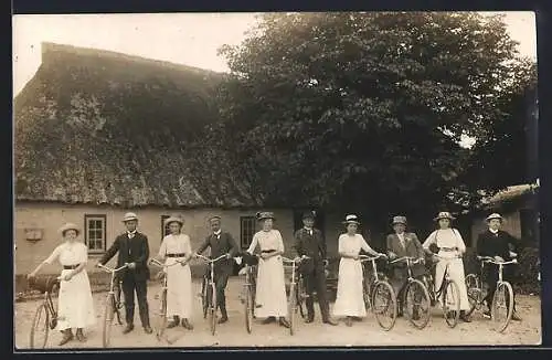 Foto-AK Holm /Fleckeby, Gruppe mit Fahrrädern 1914