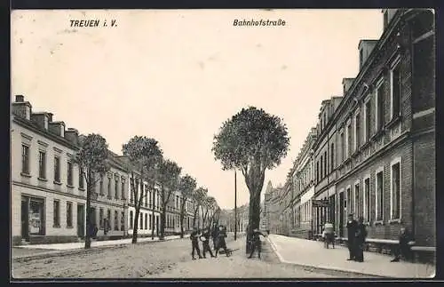 AK Treuen i. V., Bahnhofstrasse mit Geschäften