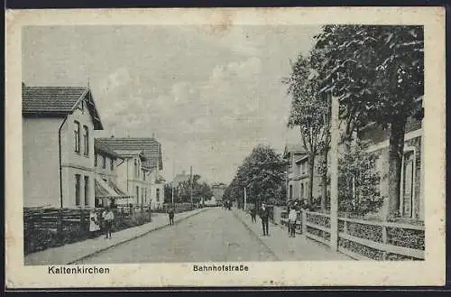 AK Kaltenkirchen, Bahnhofstrasse mit Passanten