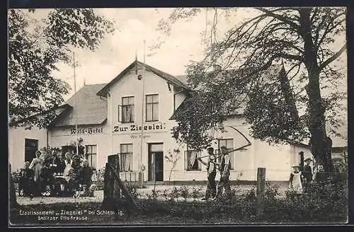 AK Schleswig, Gasthaus zur Ziegelei v. O. Krause, Bauern tragen Sensen über der Schulter