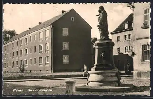 AK Weimar / Thür., Dondorf-Brunnen mit Fussgängerin
